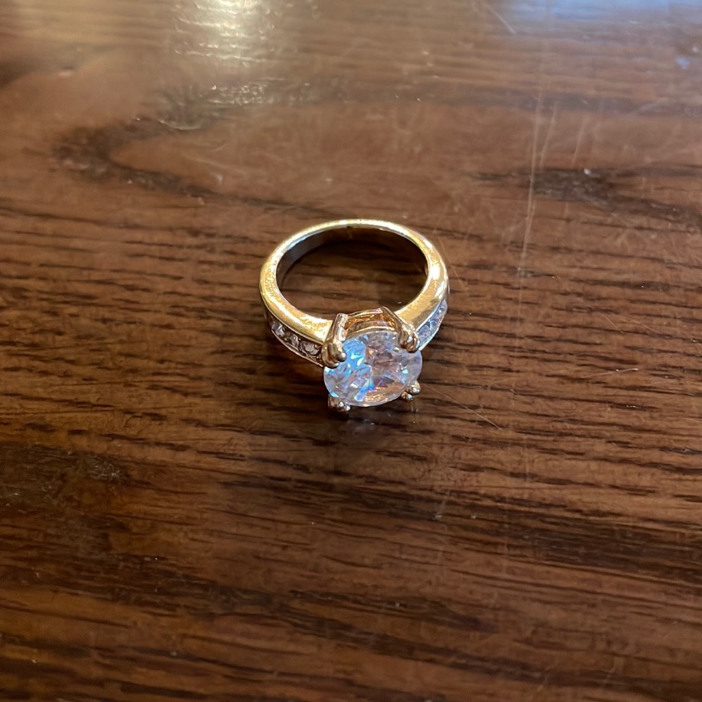 NWOT - Large gold diamond ring